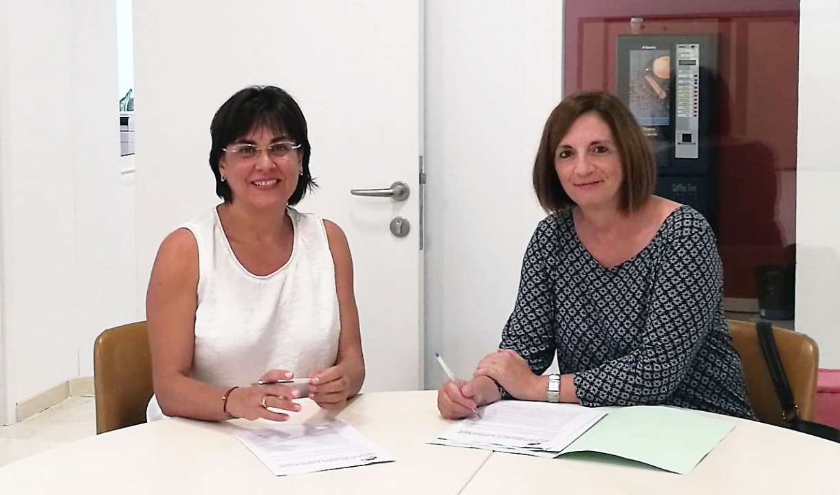 Maria Benejam, directora de l'ETB-Menorca, i la consellera Maite Salord en el moment de la firma