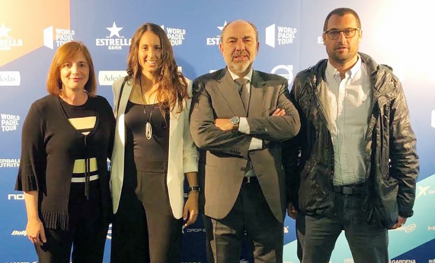 Foto: Maite Salord i la palista menorquina Gemma Triay amb organitzadors