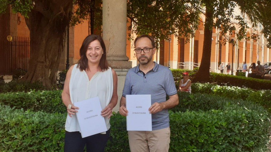 Francina Armengol i Josep Castells, després de la firma.
