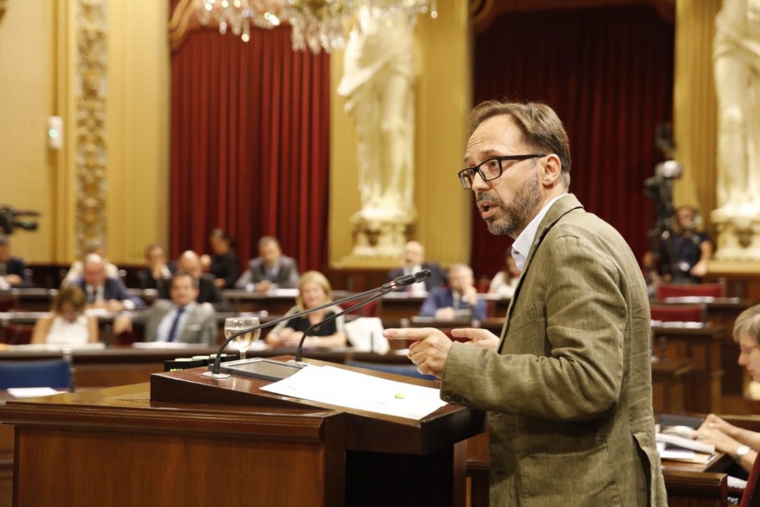 Josep Castells durant el debat d'investidura.