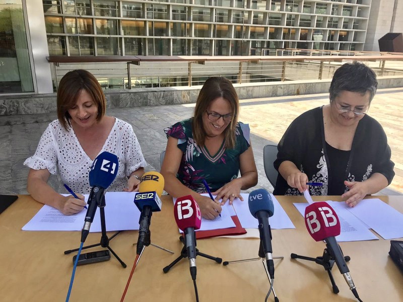 Maite Salord, Susana Mora i Cristina Gómez signen l'acord programàtic