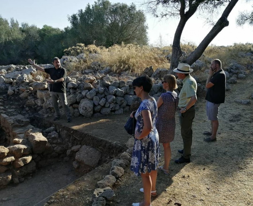 Un dels arqueòlegs del projecte Modular, explicant detalls de l'excavació