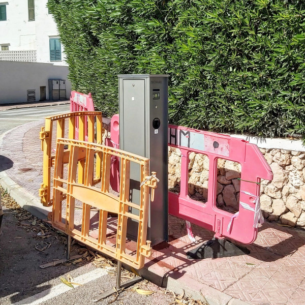 Es Castell instal·la tres punts dobles de recàrrega de vehicles elèctrics