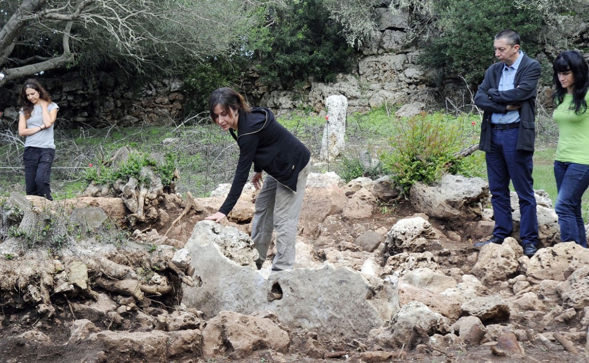 Les tres arqueòlogues i el conseller Miquel À. Maria