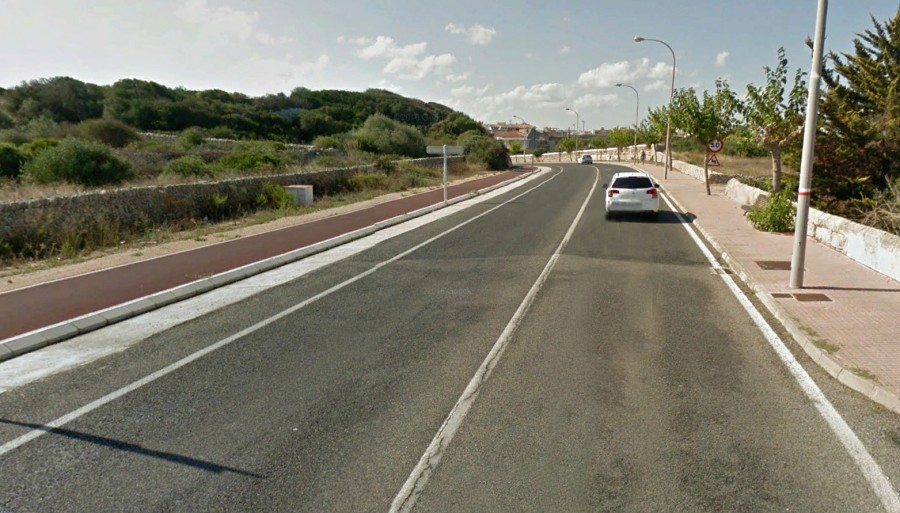 Carretera des Castell a poc d'entrar a Maó