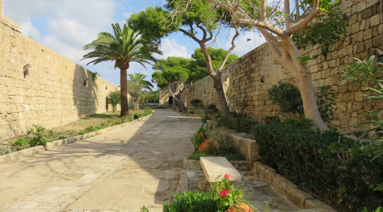 Zona pròxima al portal d'entrada del Llatzeret