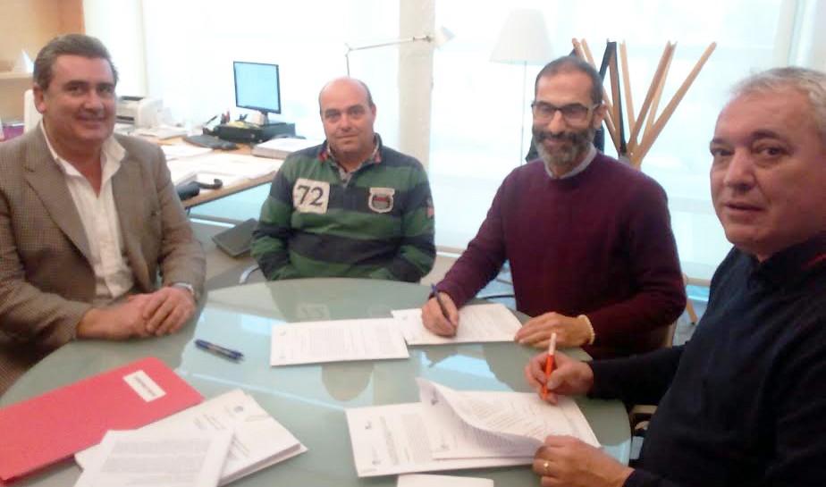 Preto amb l'empresari Ferret i altres representants.