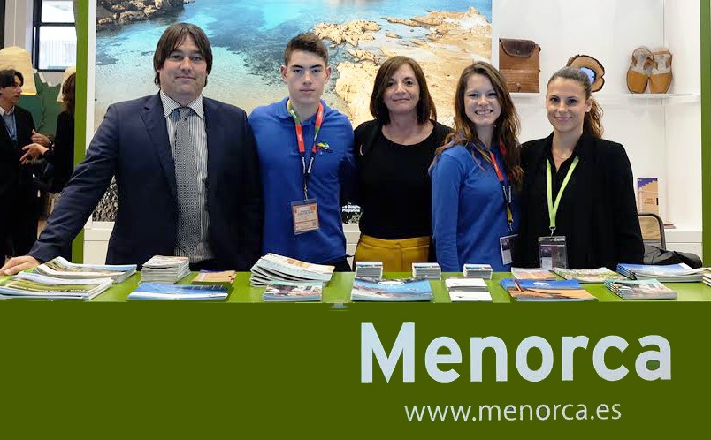 Maite Salord i Isaac Olives amb el personal de l'estand