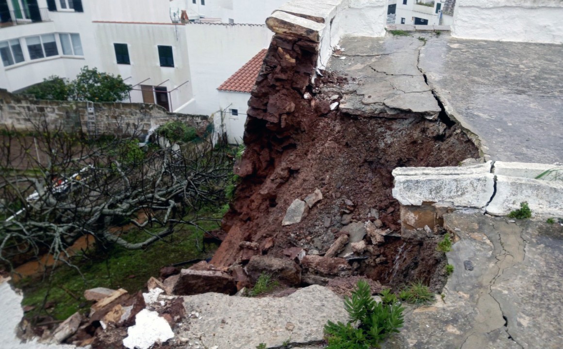 Part de la paret en talús enderrocada.