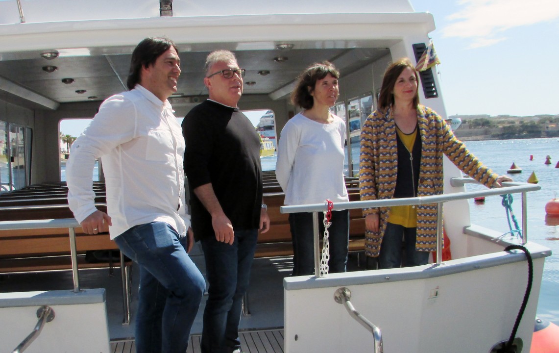 Maite Salord i el director insular Isaac Olives, amb els resposnables de l'embarcacioó