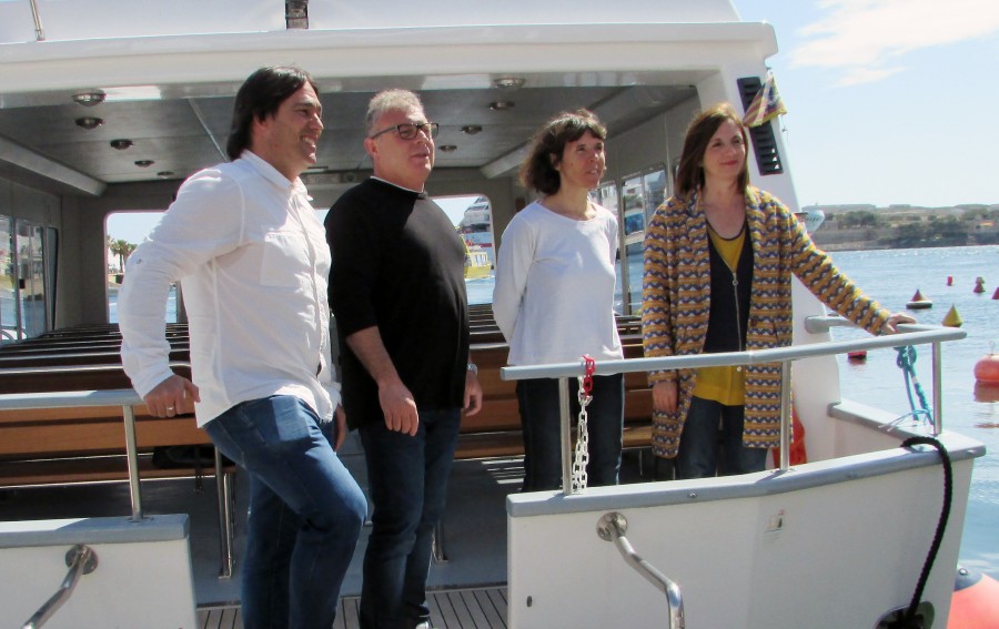 Maite Salord i el director insular Isaac Olives, amb els resposnables de l'embarcacioó