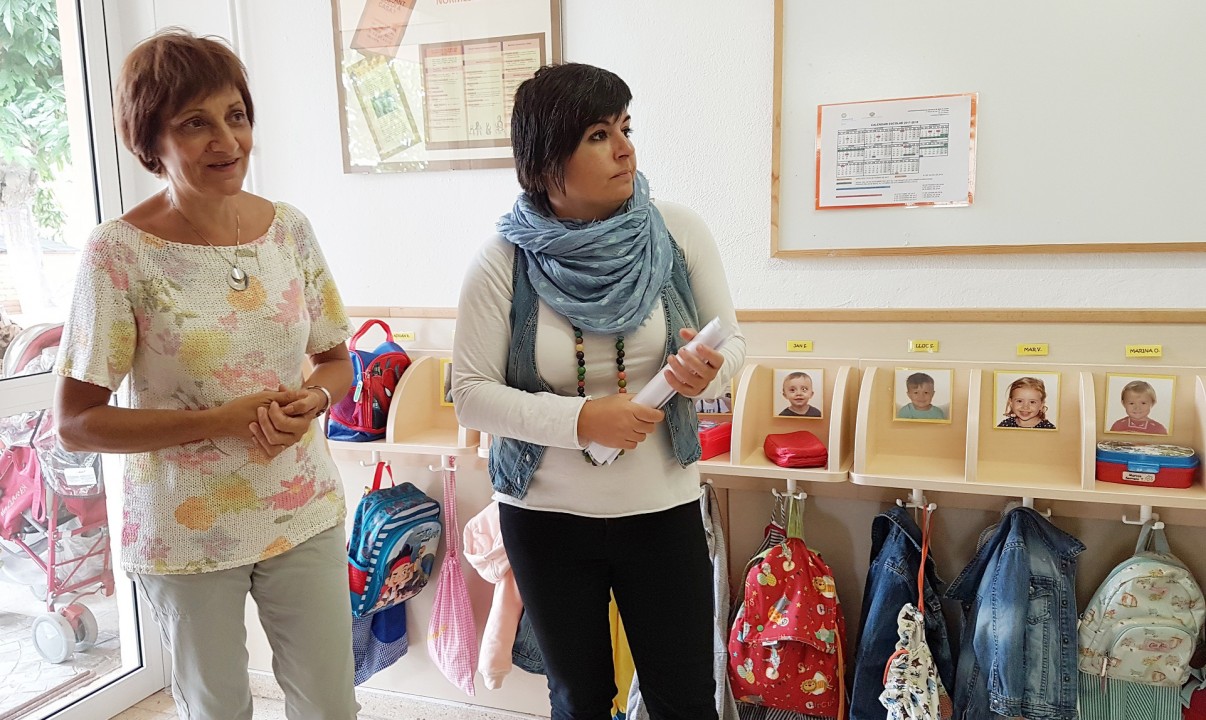 La regidora d'Educació de Maó, Laia Obrador i la directora de l'EI Fort de l'Eau, Assumpció Pardina