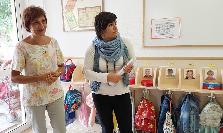 La regidora d'Educació de Maó, Laia Obrador i la directora de l'EI Fort de l'Eau, Assumpció Pardina