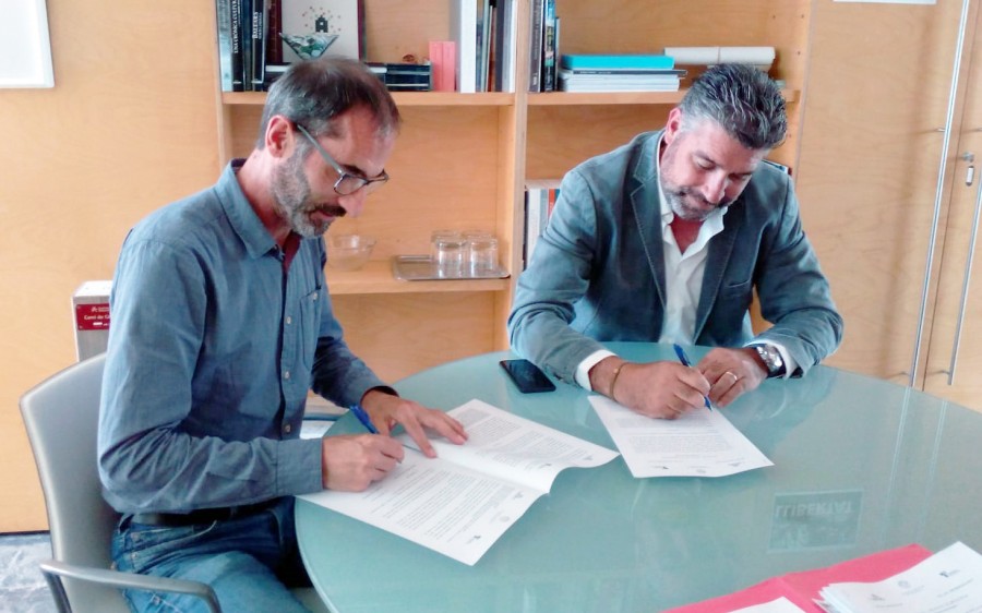 Miquel Preto i Marcelino Pons Villalonga, a l'acte de la signatura